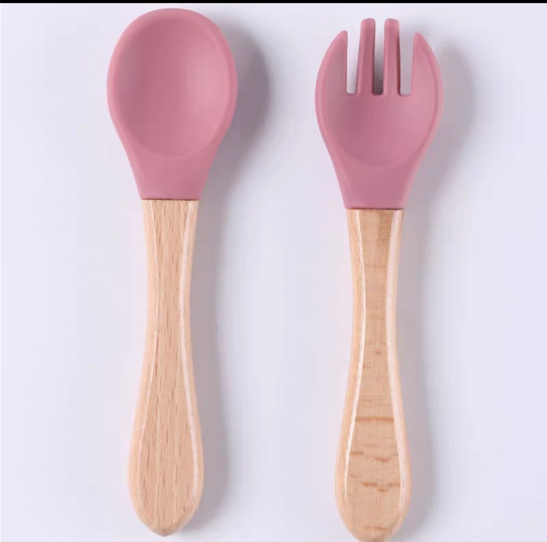 AA1659 TENEDOR Y CUCHARA SILICONA CON MANGO MADERA COLOR ROSA