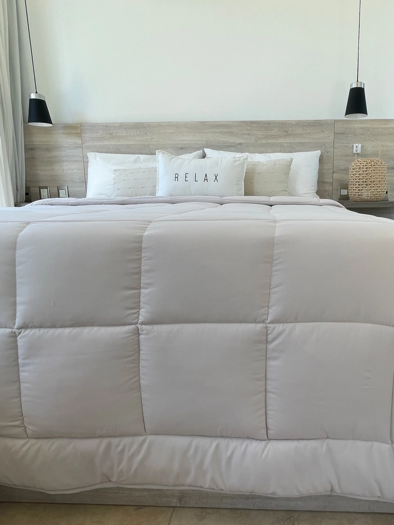 Edredón Hotelero Símil Plumón Queen Beige claro