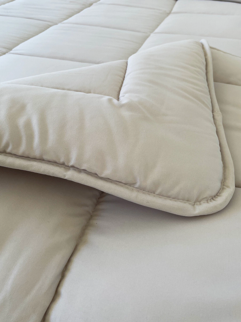 Edredón Hotelero Símil Plumón Queen Beige claro
