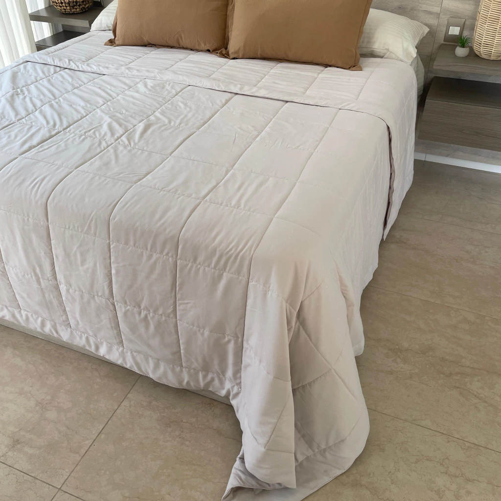 Acolchado Doha Cuatro Estaciones King Visón claro